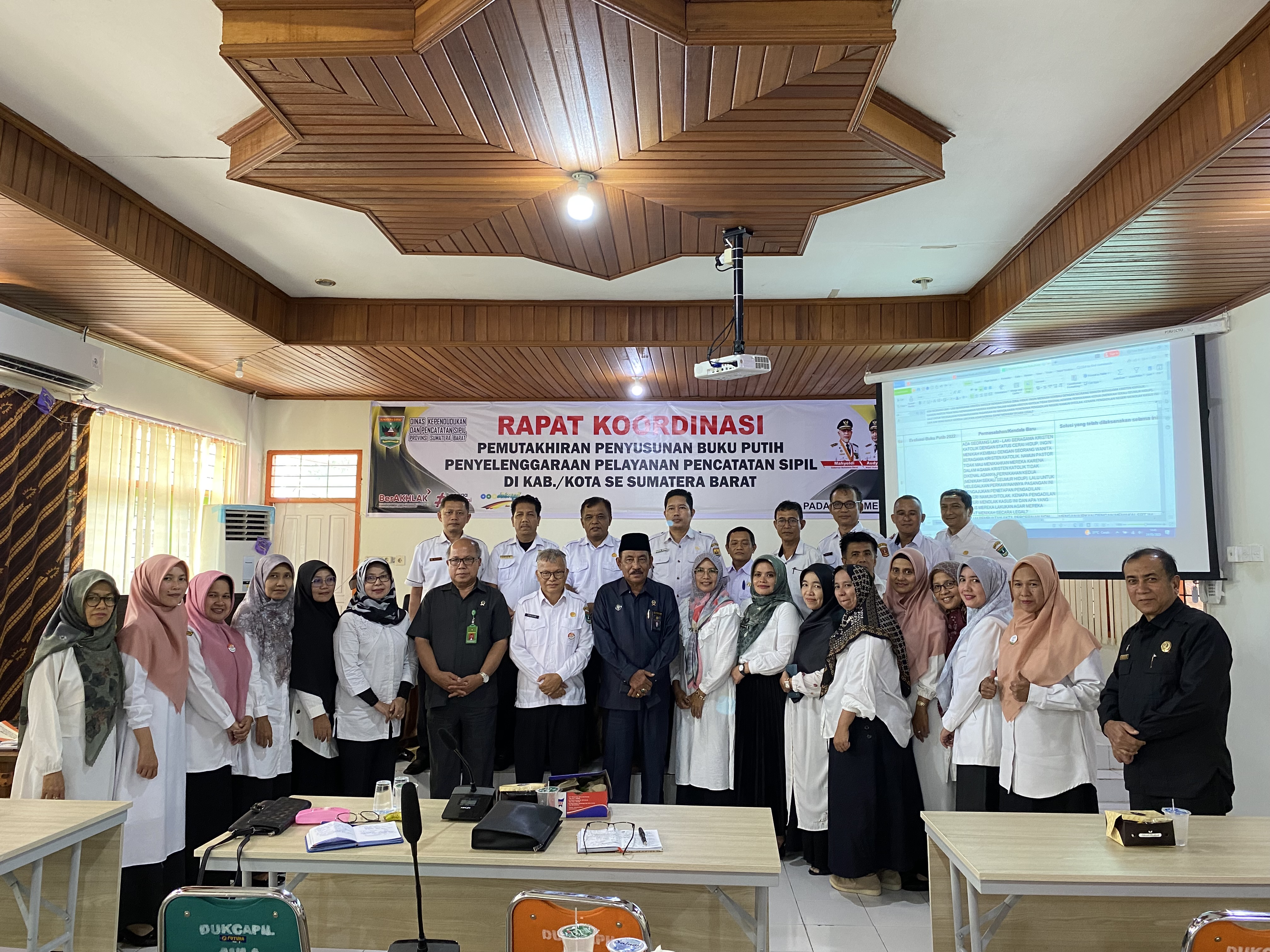 Rapat Koordinasi Pemutakhiran Penyusunan Buku Putih Penyelenggaraan Pelayanan Pencatatan Sipil di Kab/Kota Se- Sumatera Barat