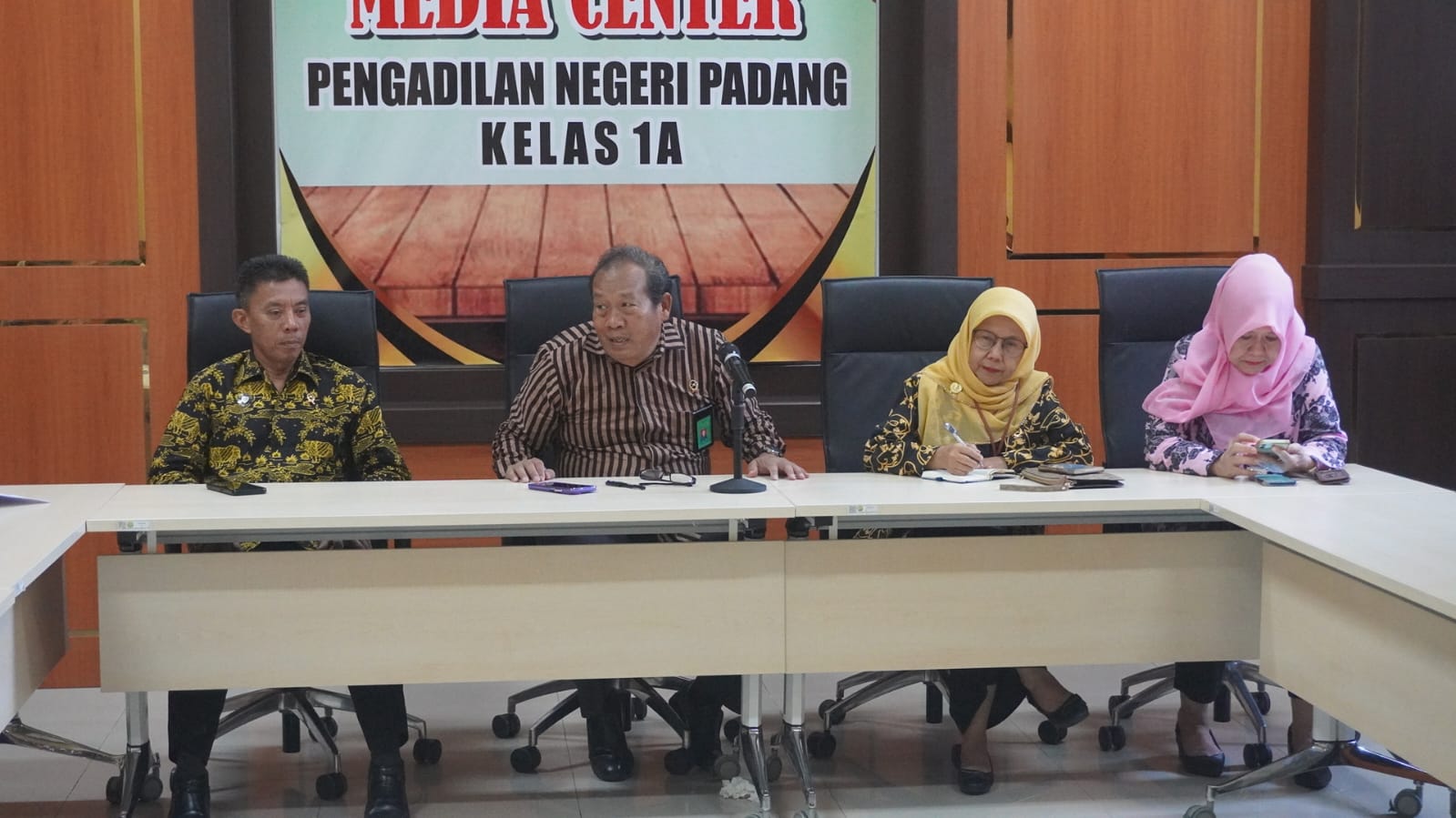 Wakil Ketua dan Hakim Tinggi PTA Padang Mengikuti Rapat Persiapan Pelantikan Pengurus Cabang IKAHI se Sumatera Barat